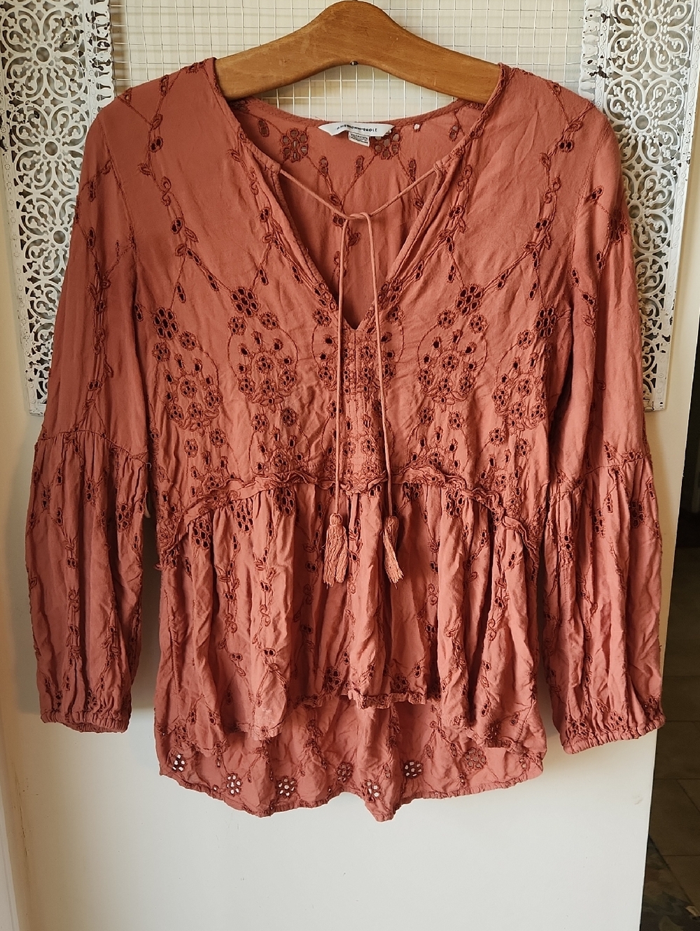 American Eagle Cream Peasant‎ Eyelet BoHI hi lo Top XS